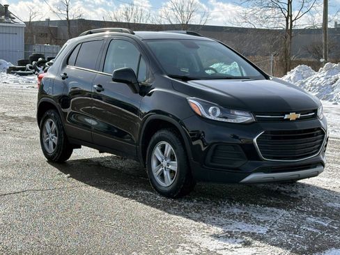 Certified 2022 Chevrolet Trax LT w/ LT Convenience Package image 6