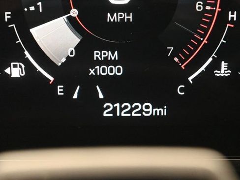 Used 2025 GMC Yukon Denali Ultimate AWD/4WD image 4