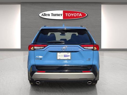 Used 2025 Toyota RAV4 SE image 7