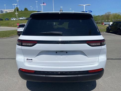 Certified 2024 Jeep Grand Cherokee Altitude AWD/4WD image 4