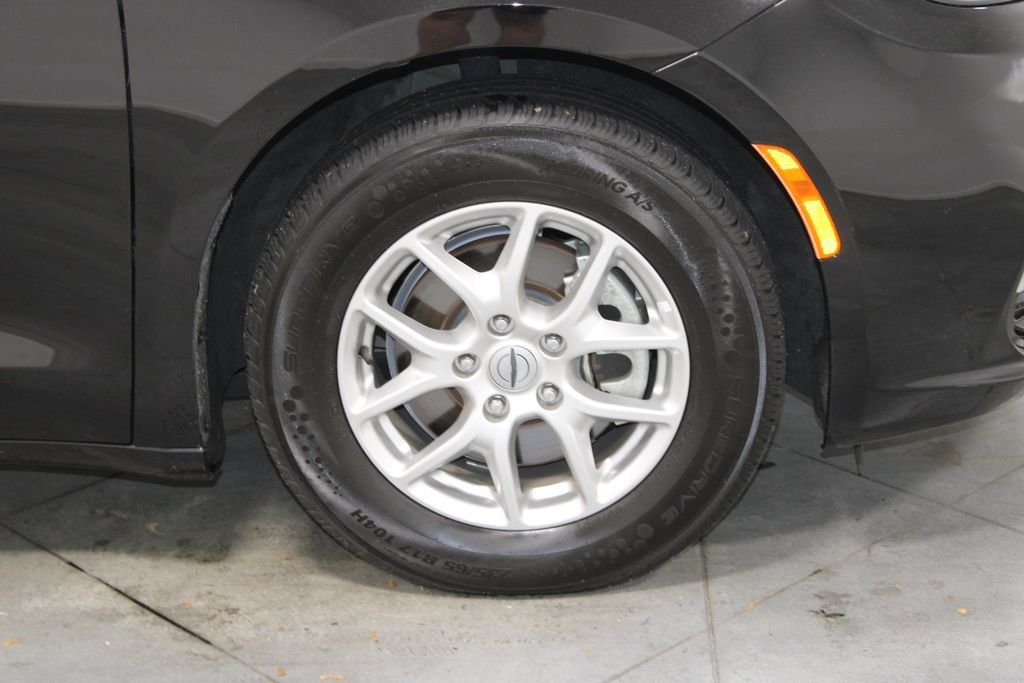 Used 2025 Chrysler Pacifica Select FWD image 12