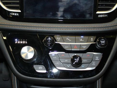 Used 2023 Chrysler Pacifica Pinnacle image 19