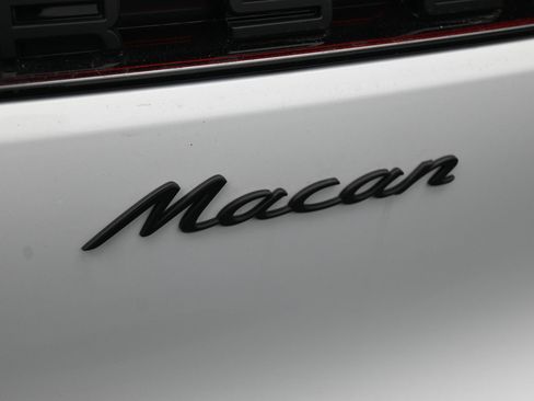 Certified 2026 Porsche Macan AWD/4WD image 9