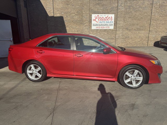 Used 2014 Toyota Camry SE w/ Leather Package FWD image 2