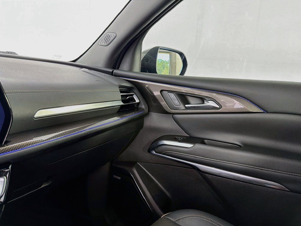 Used 2025 Chevrolet Traverse High Country FWD image 39