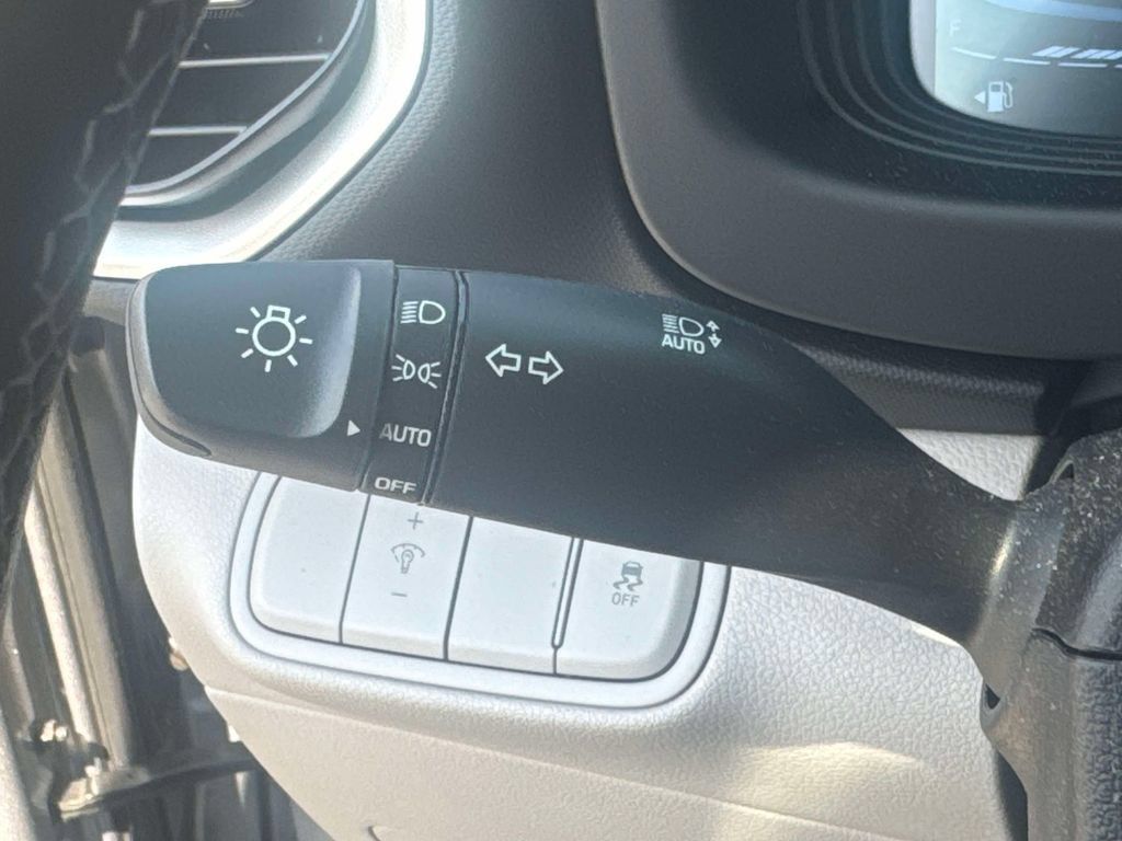 Used 2024 Hyundai Venue SEL FWD image 22
