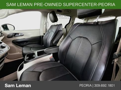 Used 2024 Chrysler Pacifica Touring-L FWD image 19