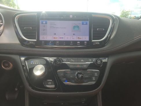 Used 2025 Chrysler Pacifica Pinnacle FWD image 36