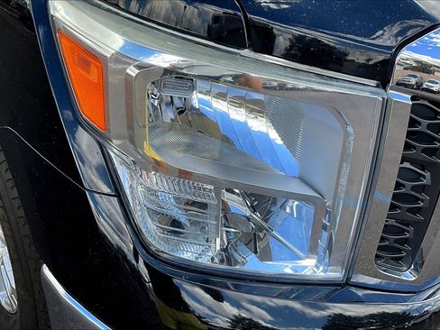 Used 2017 Nissan Titan SV image 29