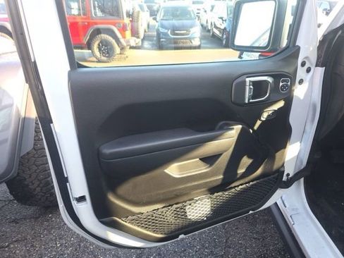 Used 2025 Jeep Wrangler Unlimited Rubicon 4xe w/ Convenience Group AWD/4WD image 10