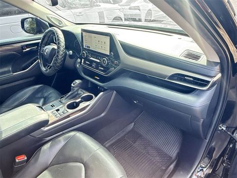 Used 2023 Toyota Highlander XLE image 34