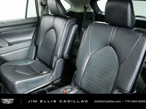 Used 2024 Toyota Highlander XLE FWD image 17