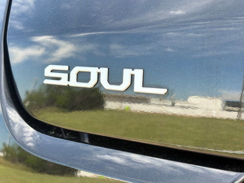 Used 2024 Kia Soul LX w/ Option Group 015 FWD image 10