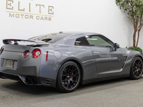 Used 2013 Nissan GT-R Premium image 11