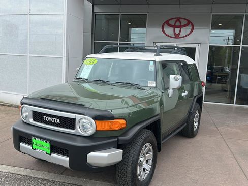 Used 2014 Toyota FJ Cruiser 4WD w/ Convenience Package image 2