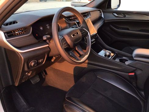 Used 2024 Jeep Grand Cherokee Altitude image 10