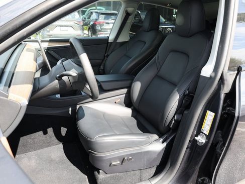 Used 2025 Tesla Model Y Long Range image 18