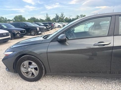 Used 2025 Hyundai Elantra SE FWD image 10
