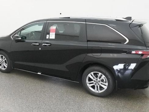 New 2026 Toyota Sienna Limited FWD image 3