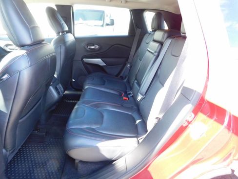 Used 2017 Jeep Cherokee Trailhawk image 7