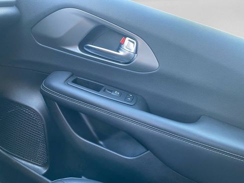 Used 2025 Chrysler Pacifica Select FWD image 24