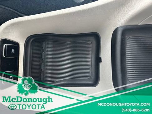 Used 2020 Chrysler Pacifica Touring-L FWD image 18