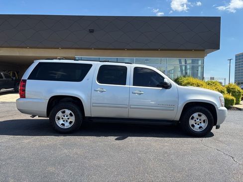 Used 2011 Chevrolet Suburban LT RWD image 4