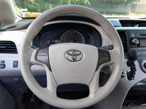 Used 2014 Toyota Sienna L FWD image 17