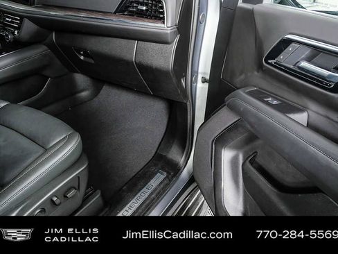 Used 2025 Chevrolet Suburban LT RWD image 24