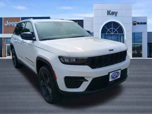 Certified 2023 Jeep Grand Cherokee Altitude AWD/4WD image 9