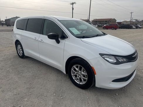 Used 2024 Chrysler Voyager LX image 8