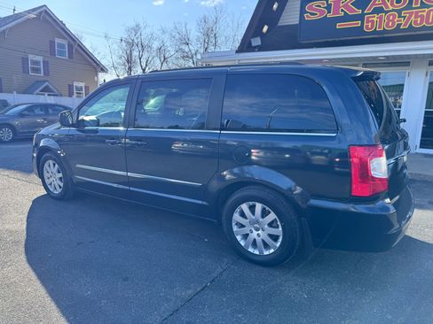 Used 2013 Chrysler Town & Country Touring image 5