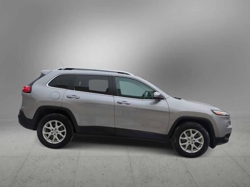 Used 2018 Jeep Cherokee Latitude w/ Cold Weather Group image 9