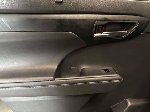 Used 2021 Toyota Highlander XSE image 9