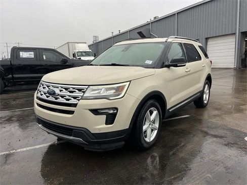 Used 2018 Ford Explorer XLT w/ Equipment Group 202A image 7