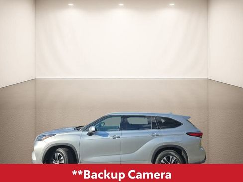 Used 2022 Toyota Highlander XLE image 4