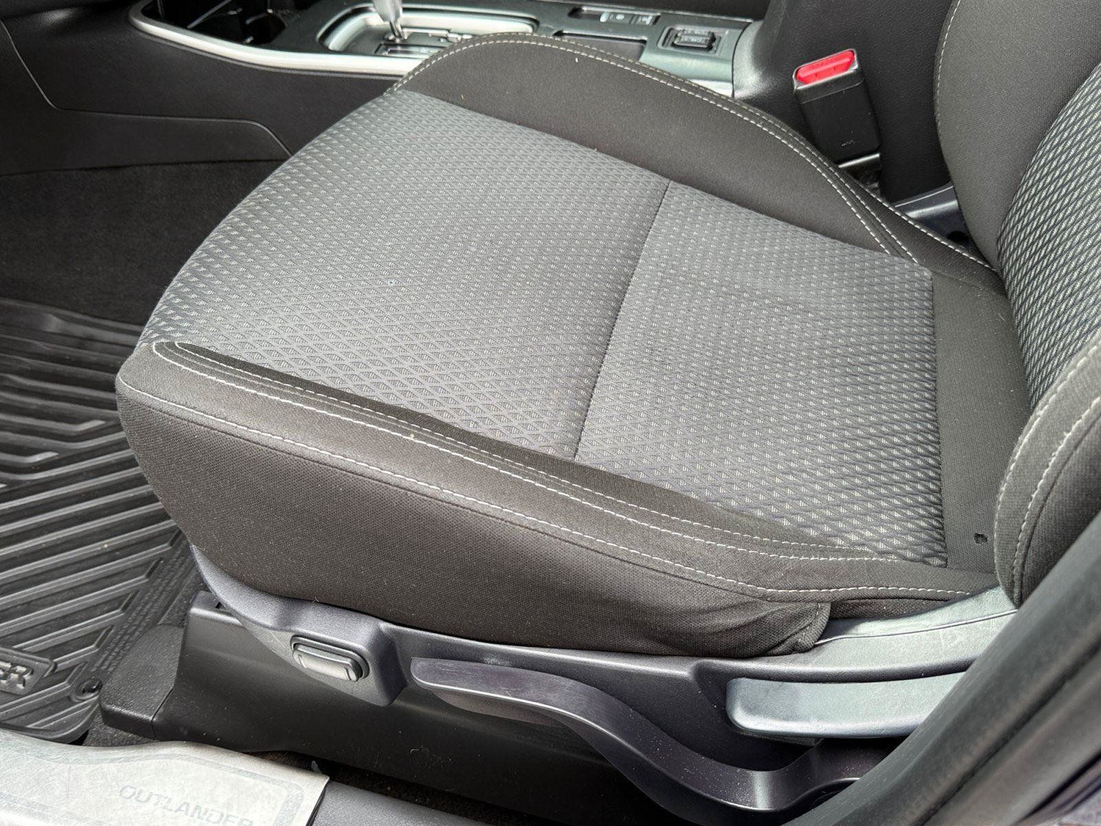 Used 2020 Mitsubishi Outlander ES FWD image 16