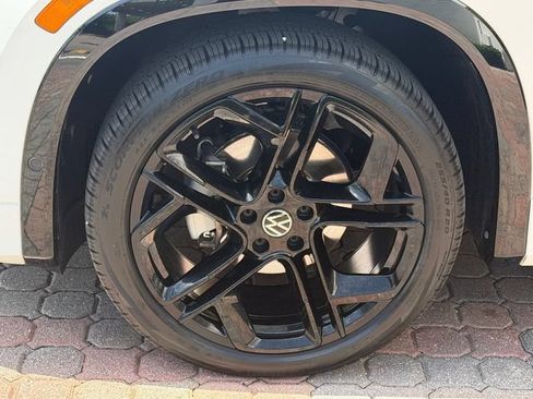 Certified 2026 Volkswagen Tiguan SE R-Line FWD image 11