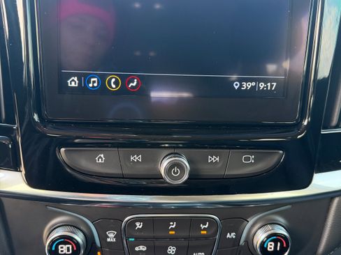 Used 2021 Chevrolet Traverse LT image 19