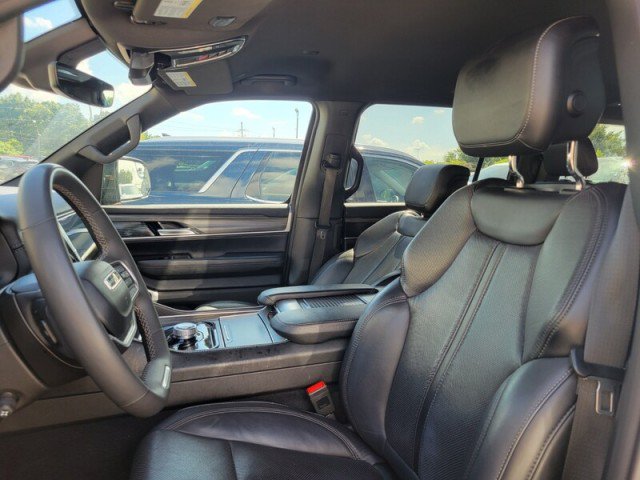 Used 2024 Jeep Wagoneer L Series II RWD image 6