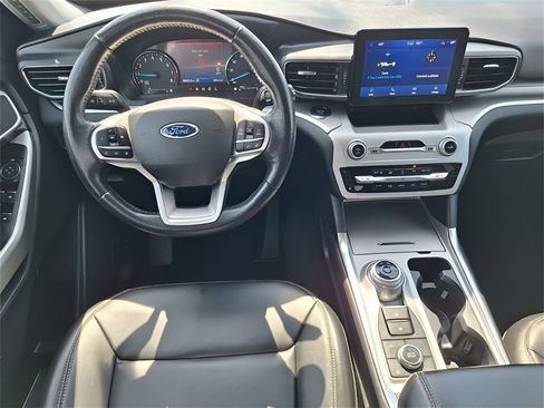 Used 2022 Ford Explorer XLT w/ Equipment Group 202A image 9