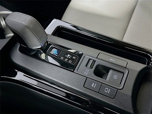 Used 2023 Toyota Prius XLE image 18