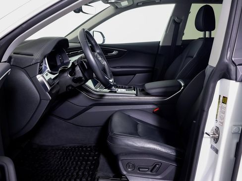 Used 2023 Audi Q8 Premium image 5