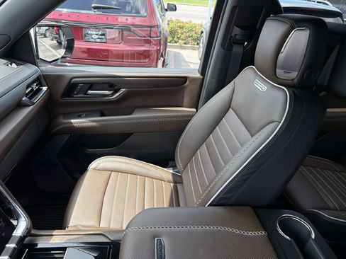 Used 2025 GMC Yukon Denali Ultimate AWD/4WD image 16