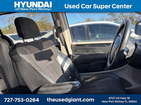 Used 2014 Chrysler Town & Country Touring-L image 8