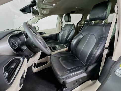 Used 2022 Chrysler Pacifica Touring-L FWD image 11