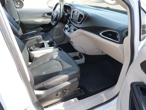 Used 2020 Chrysler Pacifica Touring-L Plus w/ Advanced Safetytec Group FWD image 27