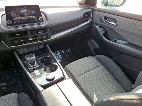 Used 2023 Nissan Rogue SV image 3