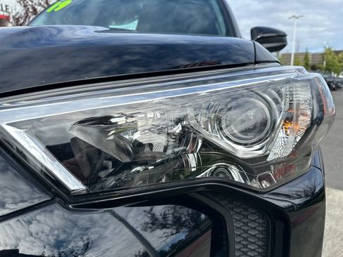 Used 2019 Toyota 4Runner SR5 AWD/4WD image 9