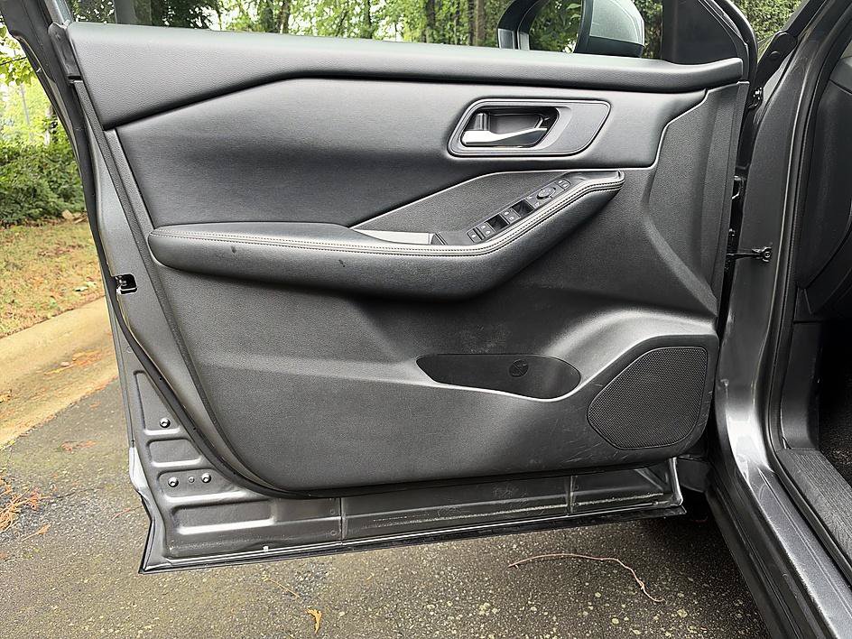 Used 2025 Nissan Rogue SV AWD/4WD image 9